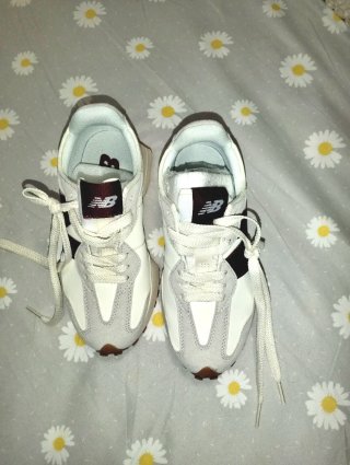 Zapatillas New Balance Beige Blancas y Granate