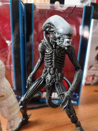 Figuras NECA Alien y Ripley Compression suit 40