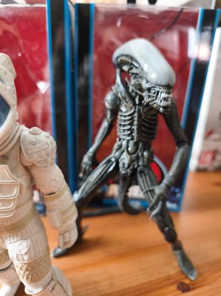 Figuras NECA Alien y Ripley Compression suit 40