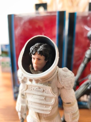Figuras NECA Alien y Ripley Compression suit 40