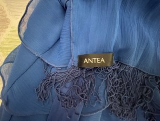 Vestido de fiesta azul con chal haciendo juego