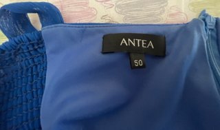 Vestido de fiesta azul con chal haciendo juego
