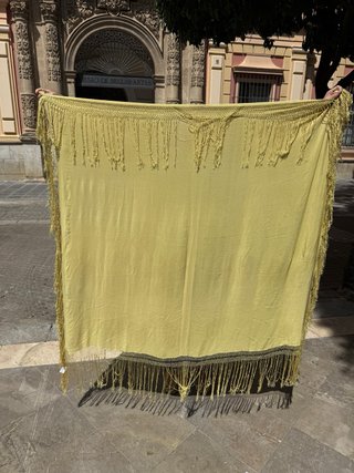 Manton de Manila antiguo amarillo