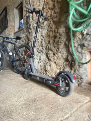Patinete eléctrico gris completamente nuevo