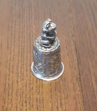 Antico anello da cucito in metallo argentato con rana, XIX secolo
