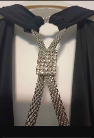 Blusa elegante negra con cadena