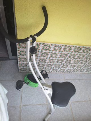 Bicicleta Estática Verde y Blanca