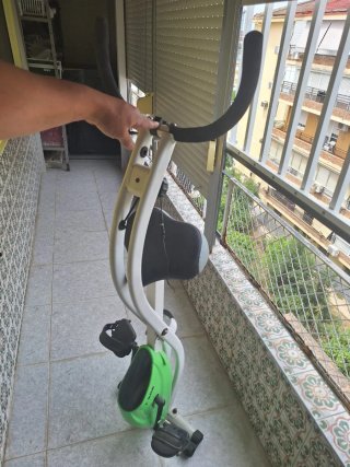 Bicicleta Estática Verde y Blanca