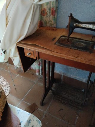 Máquina de coser antigua de mesa