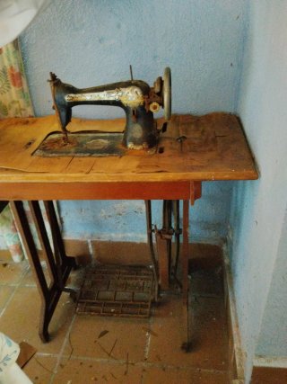 Máquina de coser antigua de mesa