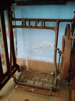 Máquina de coser antigua de mesa