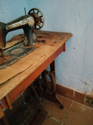 Máquina de coser antigua de mesa