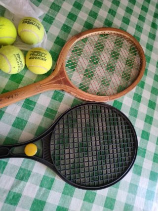 Raquetas y pelotas de tenis