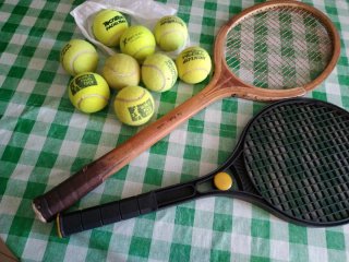 Raquetas y pelotas de tenis