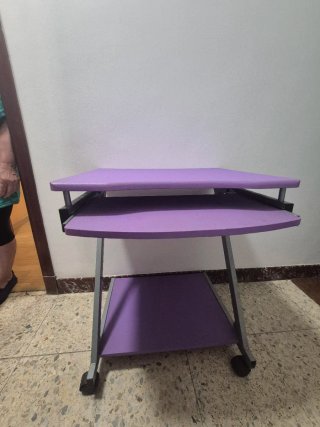 Escritorio con ruedas morado