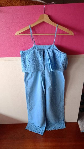 Mono azul niña con volantes.
