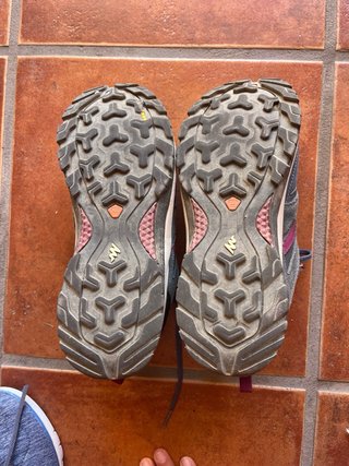 Zapatillas trekking Kechua caña baja grises y rosa