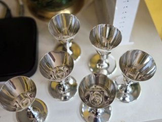 Juego de copas antiguas plateadas en buen estado.