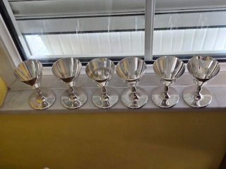 Juego de copas antiguas plateadas en buen estado.