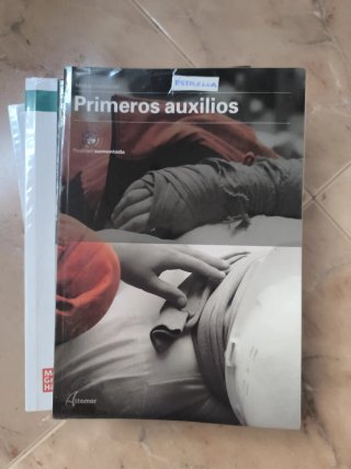 Libros de 1° de farmacia y parafarmacia.