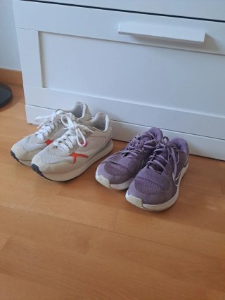 Zapatillas deportivas moradas y blancas