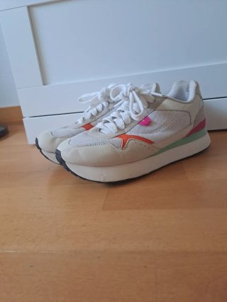 Zapatillas deportivas moradas y blancas