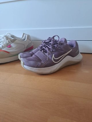 Zapatillas deportivas moradas y blancas