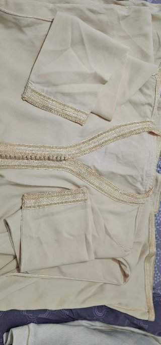 Caftán beige con bordado de color crema