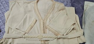 Caftán beige con bordado de color crema