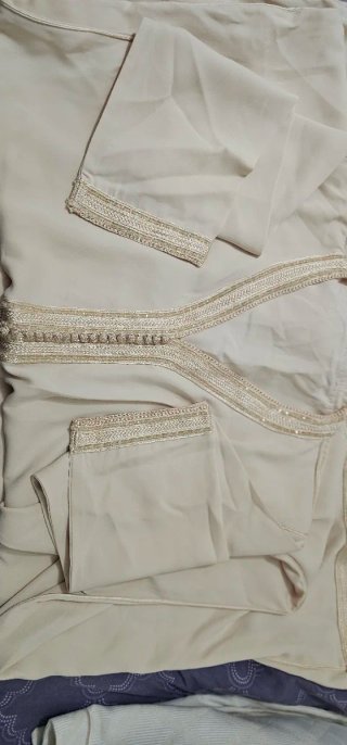 Caftán beige con bordado de color crema