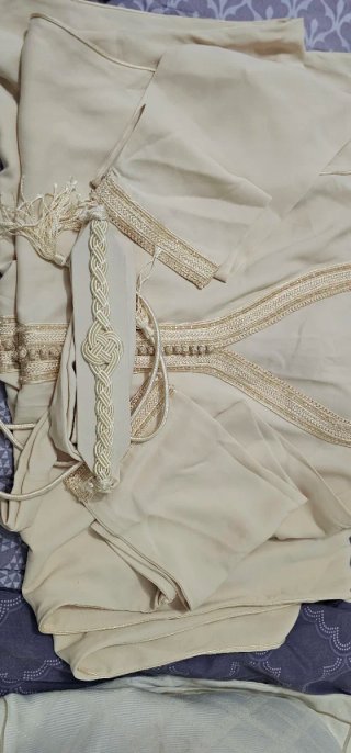 Caftán beige con bordado de color crema