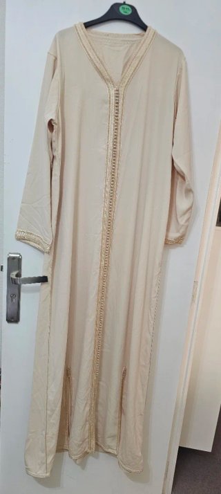 Caftán beige con bordado de color crema