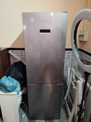 Frigorífico gris Saivod. No enfría. Le falta gas.