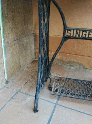 Base de mesa de coser Singer con mármol