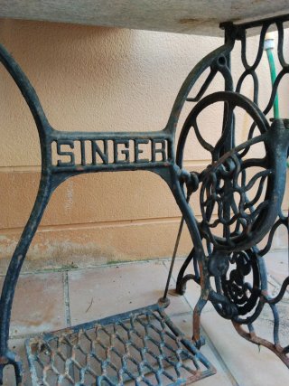 Base de mesa de coser Singer con mármol