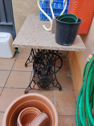 Base de mesa de coser Singer con mármol
