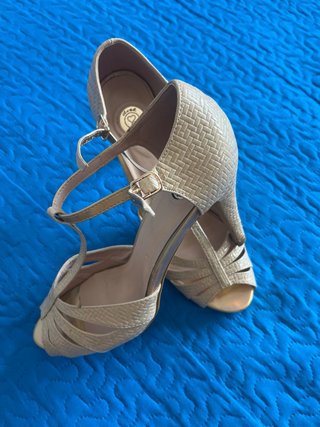 Zapatos de tacón Anna Field dorados y plateados