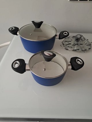 Set di casseruole blu e trasparenti