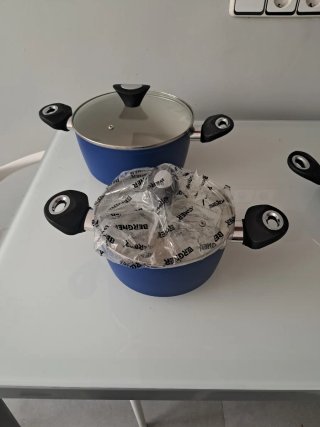 Set di casseruole blu e trasparenti