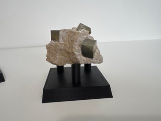 Soporte expositor mineral/fósil 7x7cm