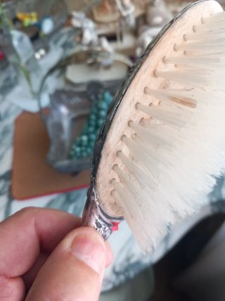 Cepillo de plata detallado