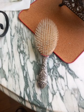 Cepillo de plata detallado