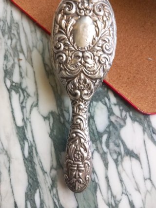 Cepillo de plata detallado