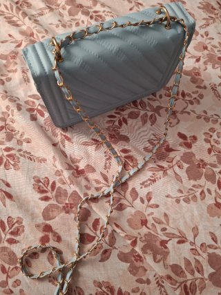 Bolso azul acolchado con cadena dorada