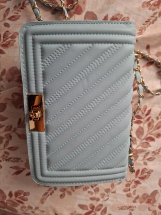 Bolso azul acolchado con cadena dorada