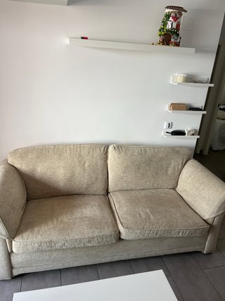 Sofá de tela beige