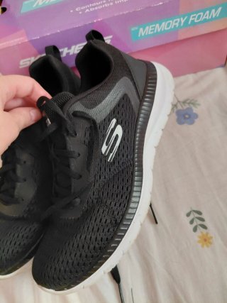 Zapatillas Skechers Negras y Blancas