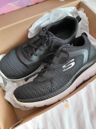 Zapatillas Skechers Negras y Blancas