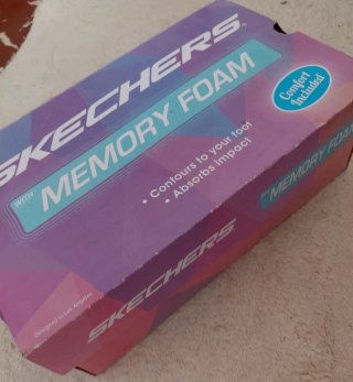Zapatillas Skechers Negras y Blancas