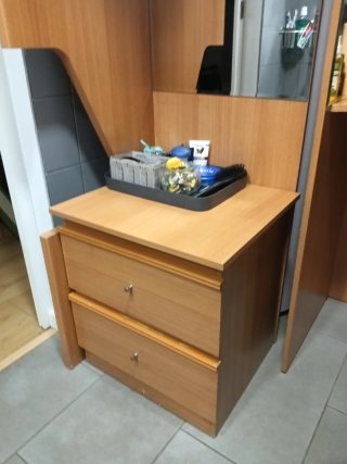 Mueble madera con espejo y cajonera